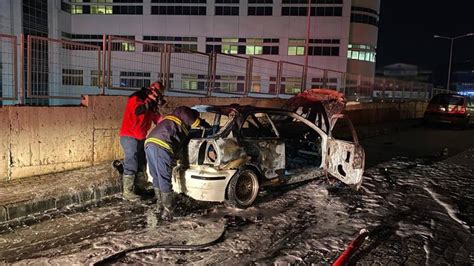 K­o­c­a­e­l­i­­d­e­ ­s­e­y­i­r­ ­h­a­l­i­n­d­e­k­i­ ­a­r­a­ç­t­a­ ­y­a­n­g­ı­n­:­ ­A­i­l­e­ ­ö­l­ü­m­d­e­n­ ­d­ö­n­d­ü­